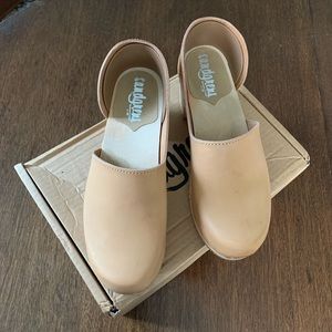 Sandgrens Brett Veg-dyed Nude Clogs